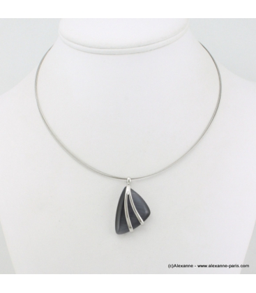 Collier pendentif triangulaire en métal gris foncé